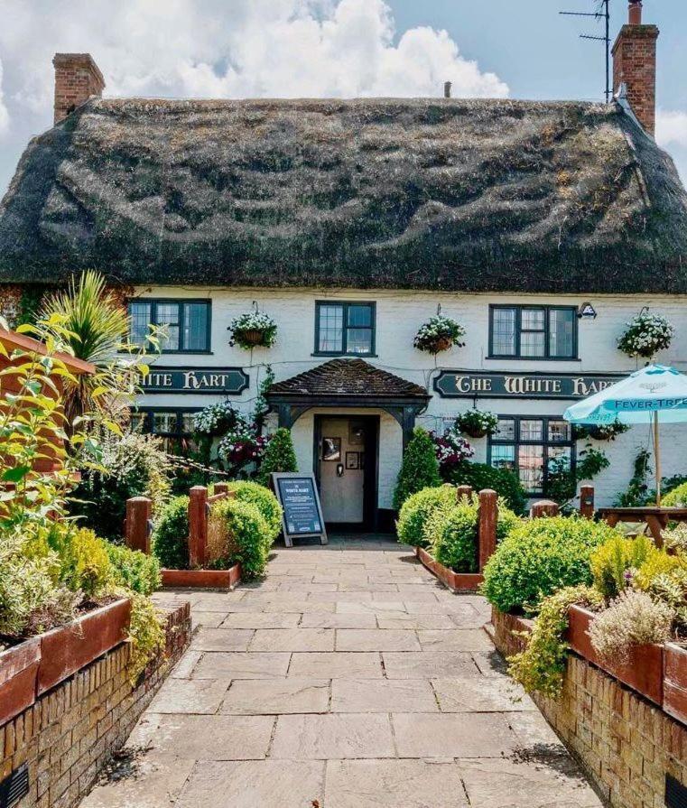 The White Hart, Wroughton Bed & Breakfast สวินดอน ภายนอก รูปภาพ